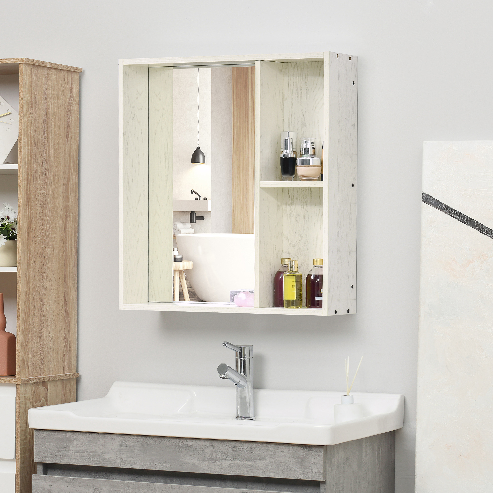 Un mueble de baño con espejo sobre un lavabo con grifo cromado.