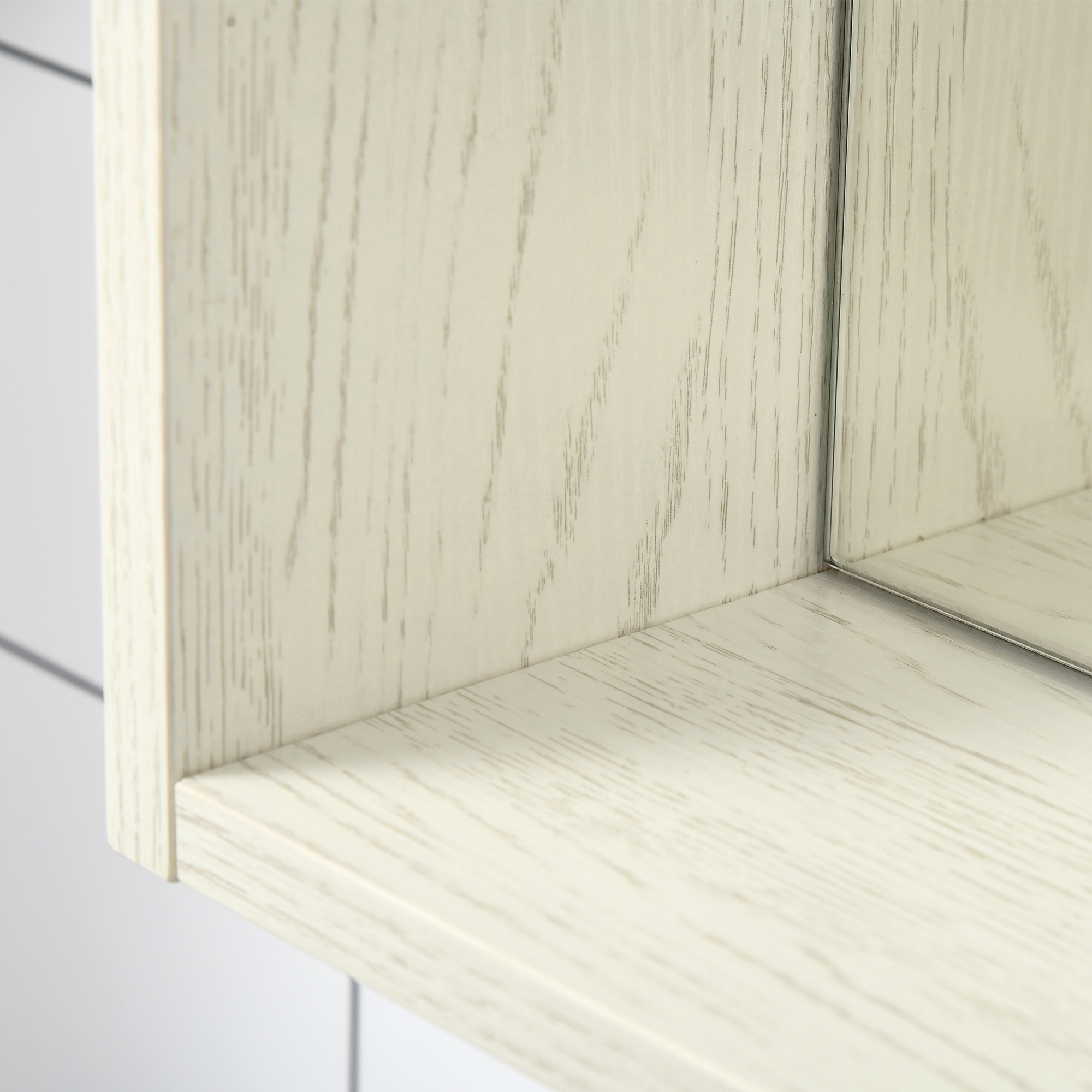 Primer plano de veta de madera clara con una rendija estrecha.