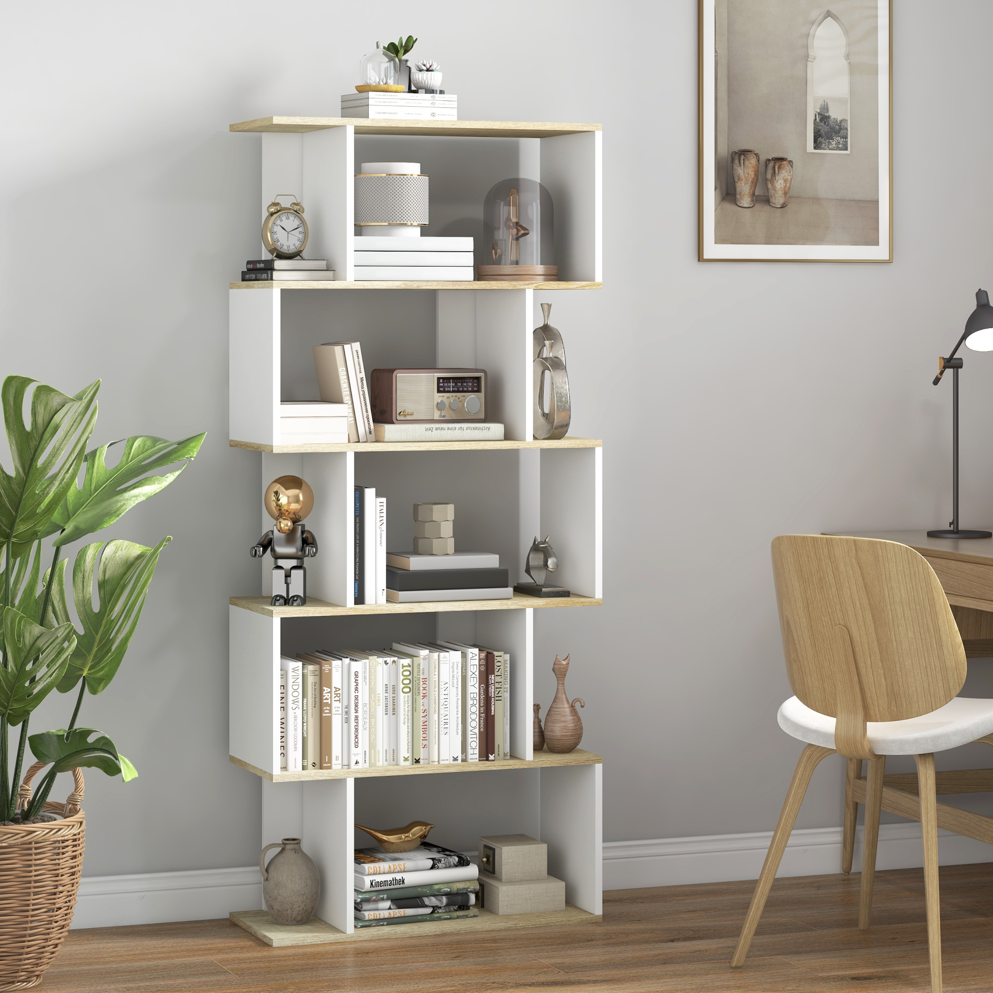 Una estantería con libros, plantas y objetos decorativos.