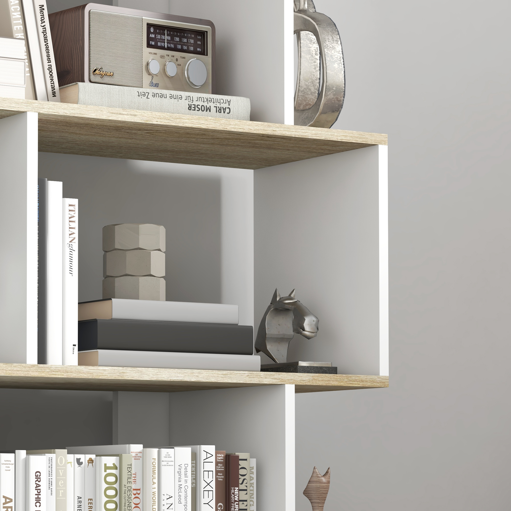Un estante con libros, una lámpara y decoraciones, incluido un caballo de metal.