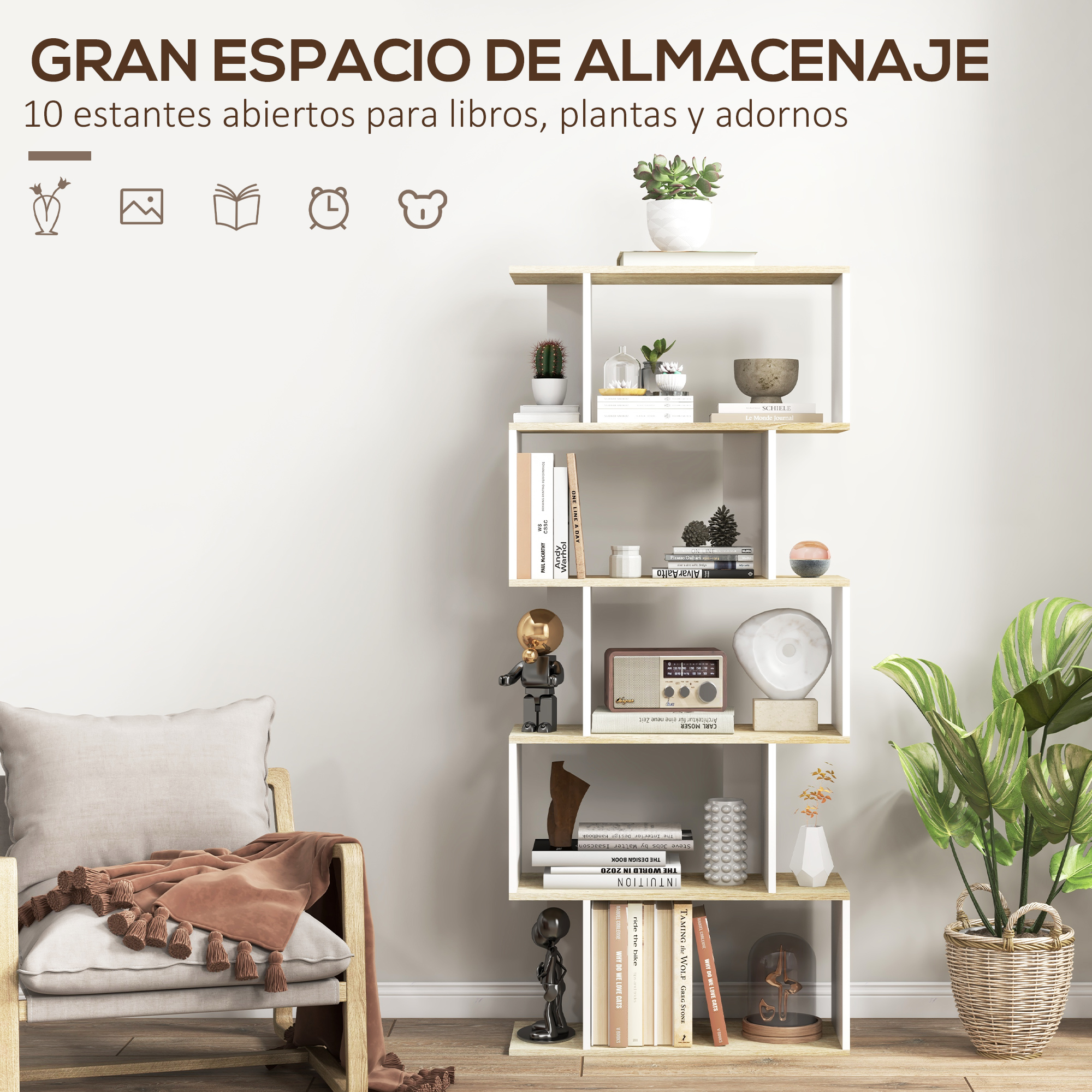 Estantería abierta con libros, plantas y adornos junto a un sillón.