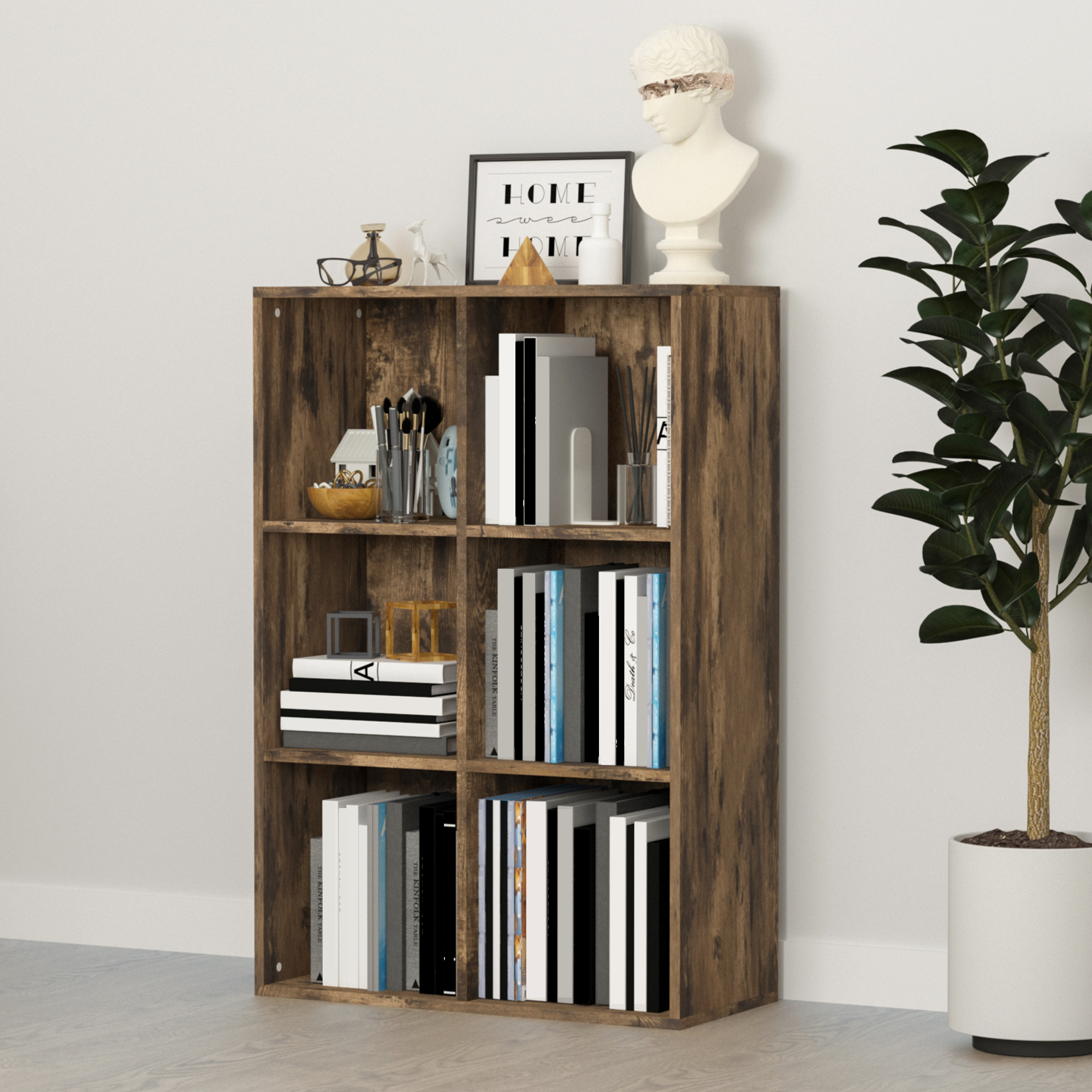 Una estantería de madera con libros y objetos decorativos junto a una planta en maceta.