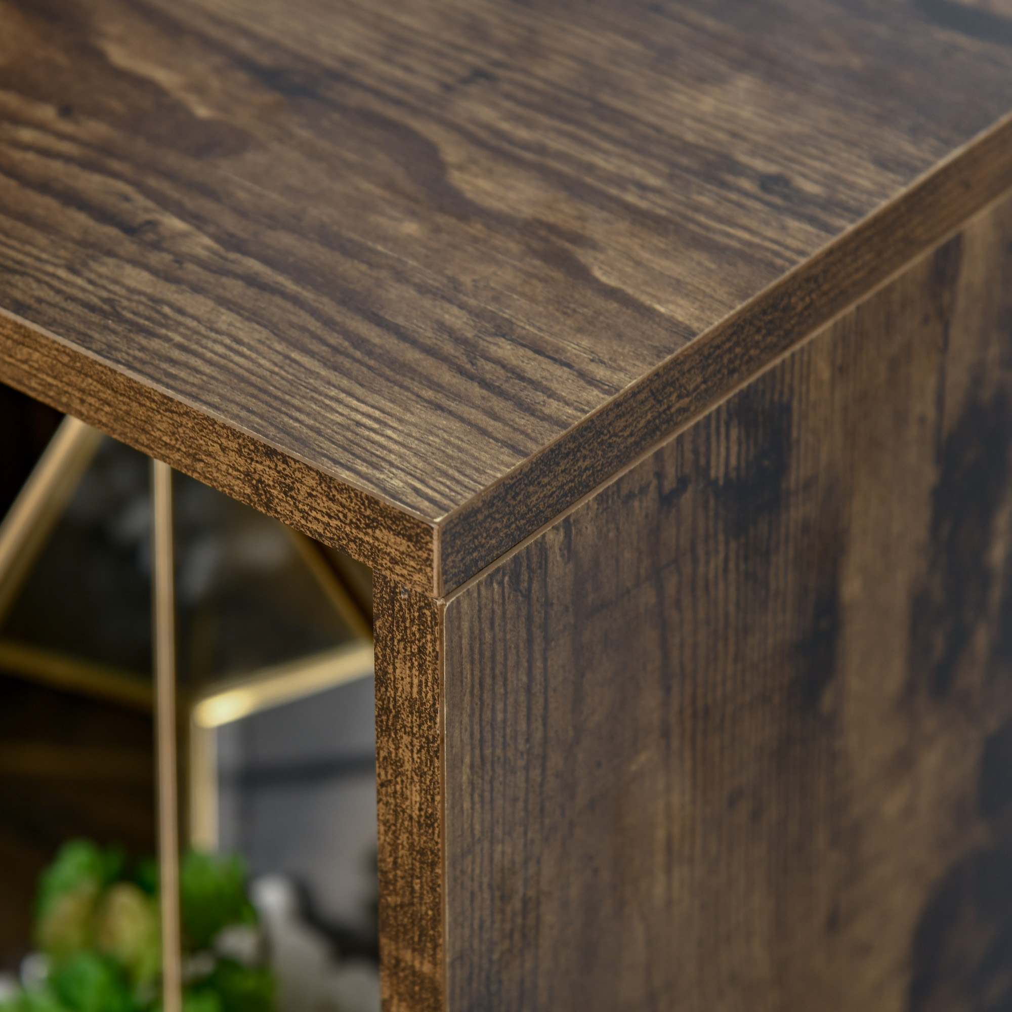 Chapa de madera marrón oscura con veta visible, primer plano de una esquina.