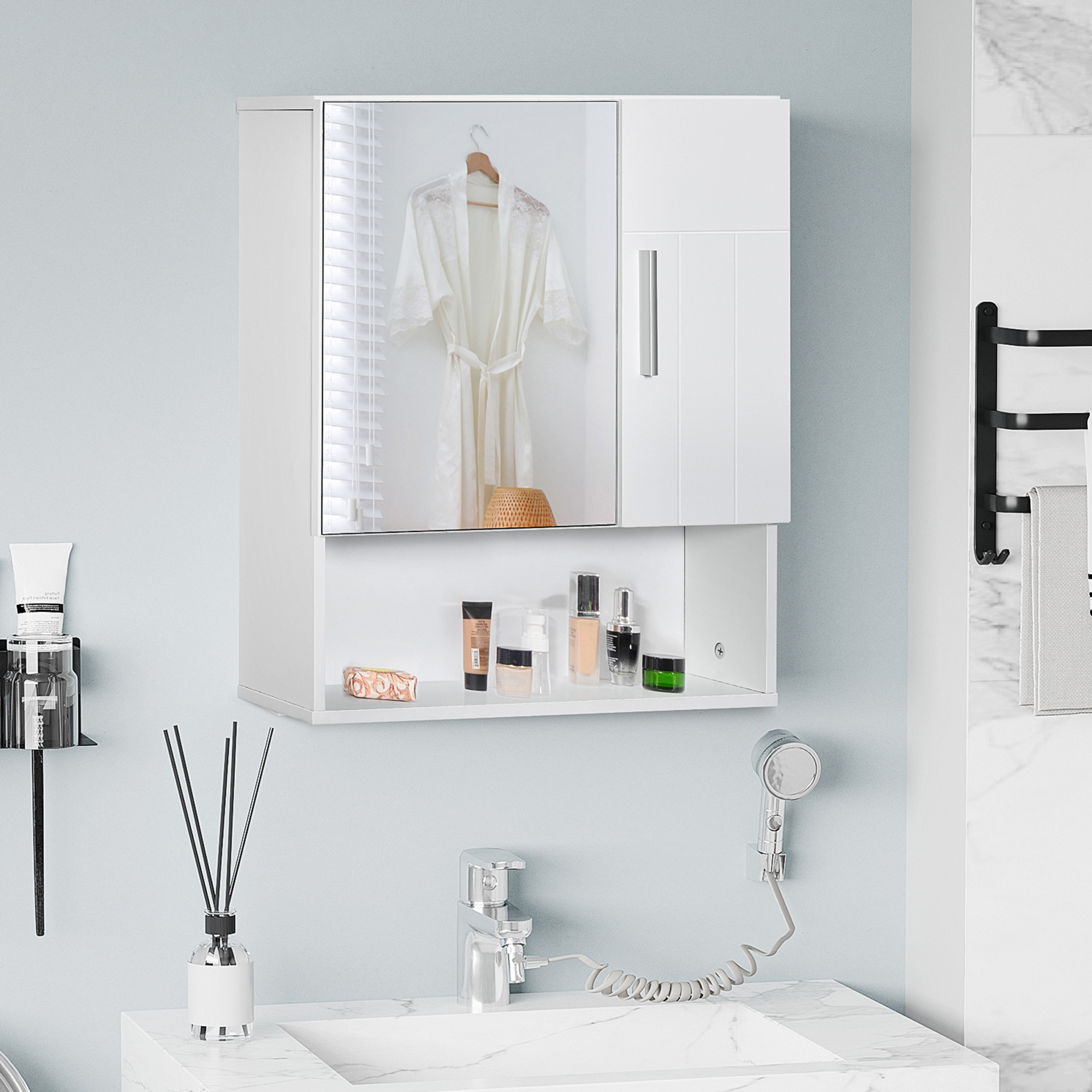 Un mueble de baño blanco con un espejo que refleja una bata.