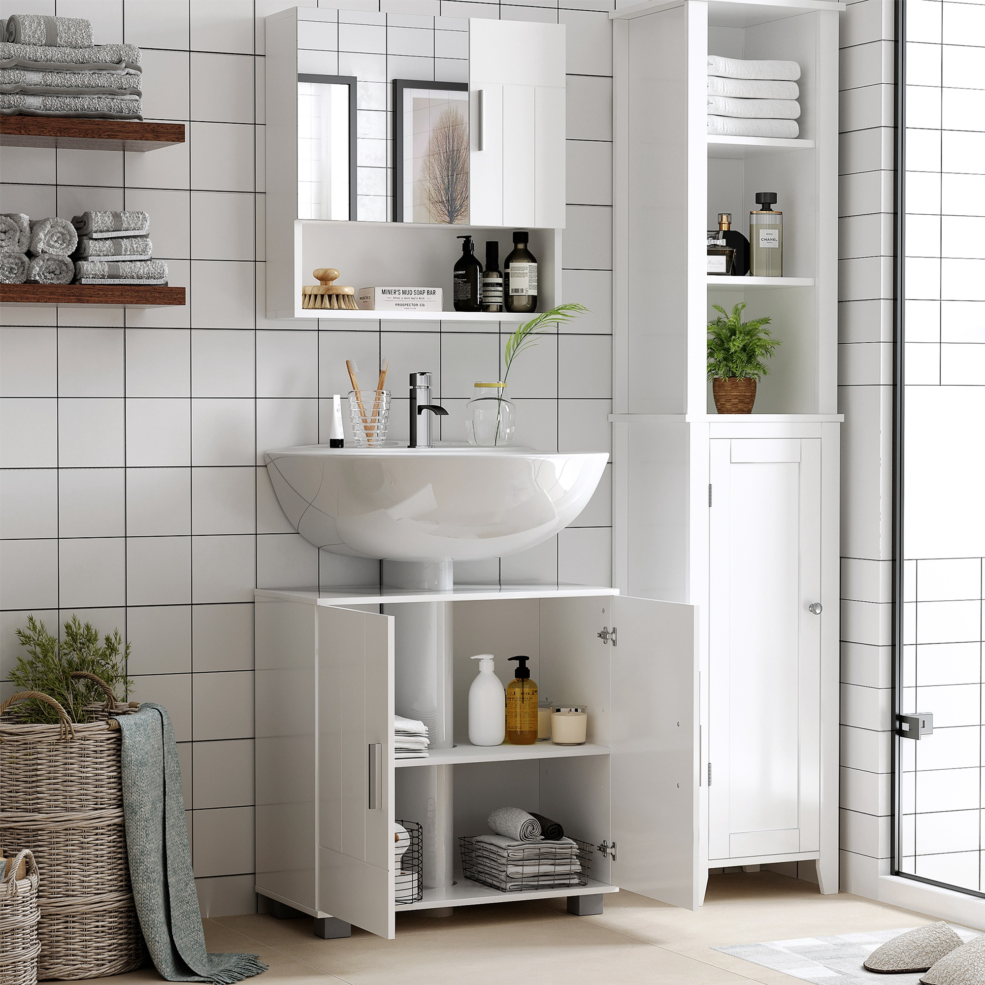 Un baño moderno con azulejos blancos, lavabo, armarios y toallas.