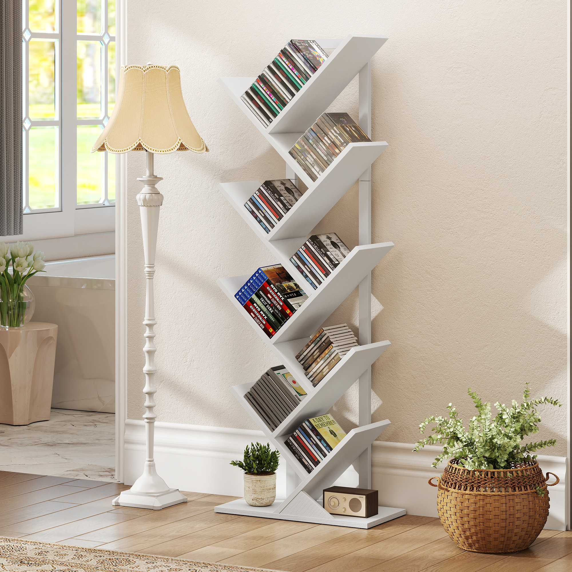 Estantería blanca con CDs, lámpara, planta y cesta.