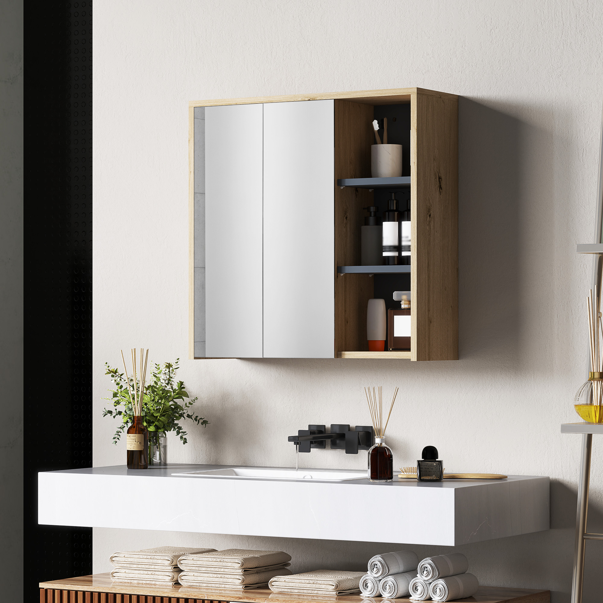 Un mueble de baño con espejo de madera sobre un lavabo blanco con grifo negro.