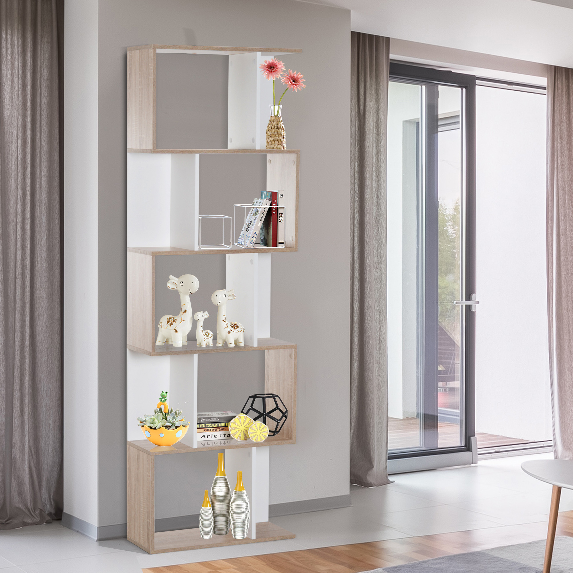 Un estante blanco y marrón con objetos decorativos como flores, jirafas y libros.
