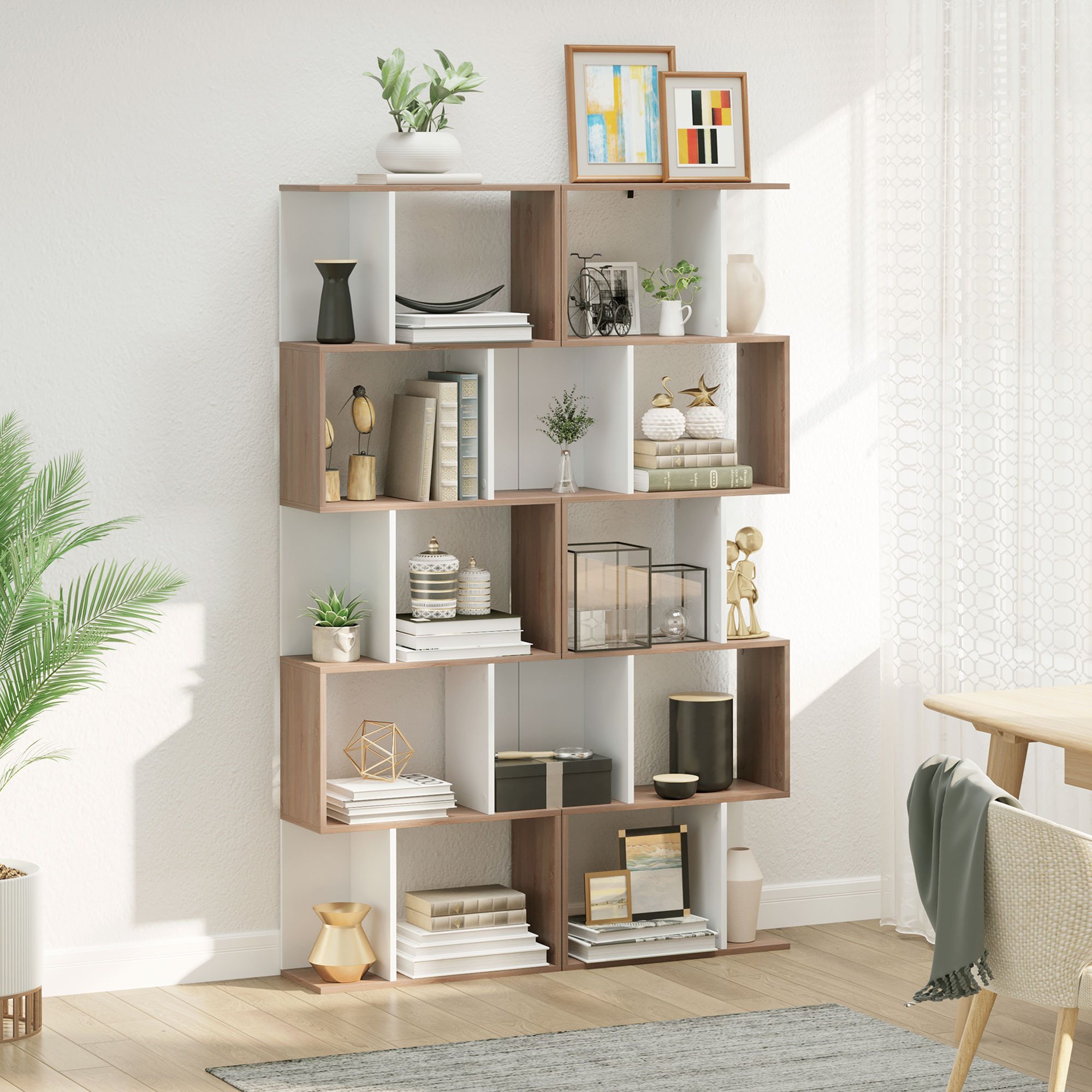 Una estantería muestra libros, jarrones, cuadros y objetos decorativos.