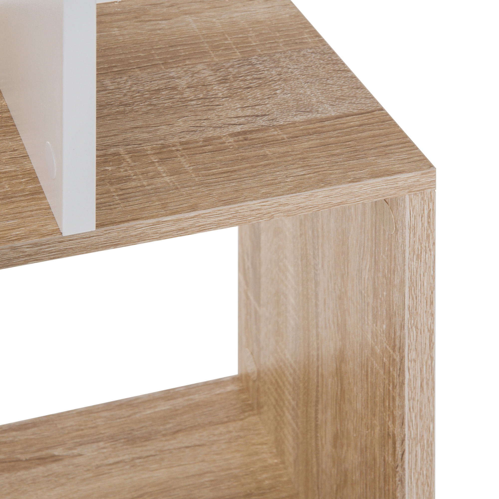 Un objeto blanco descansa sobre una mesa de madera. Vista de cerca.