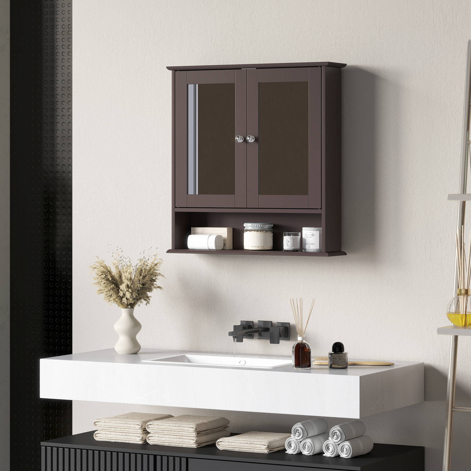 Un mueble de baño de madera oscura con puertas de espejo sobre un lavabo blanco.