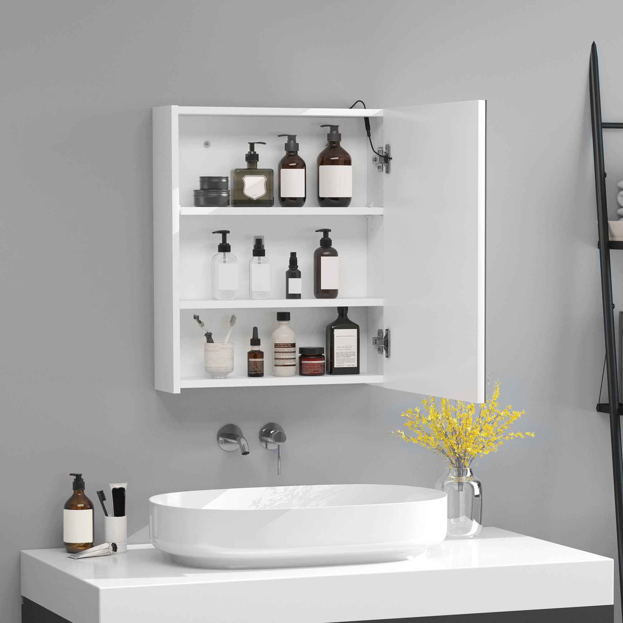 Un botiquín blanco sobre un lavabo con la puerta abierta, lleno de botellas.