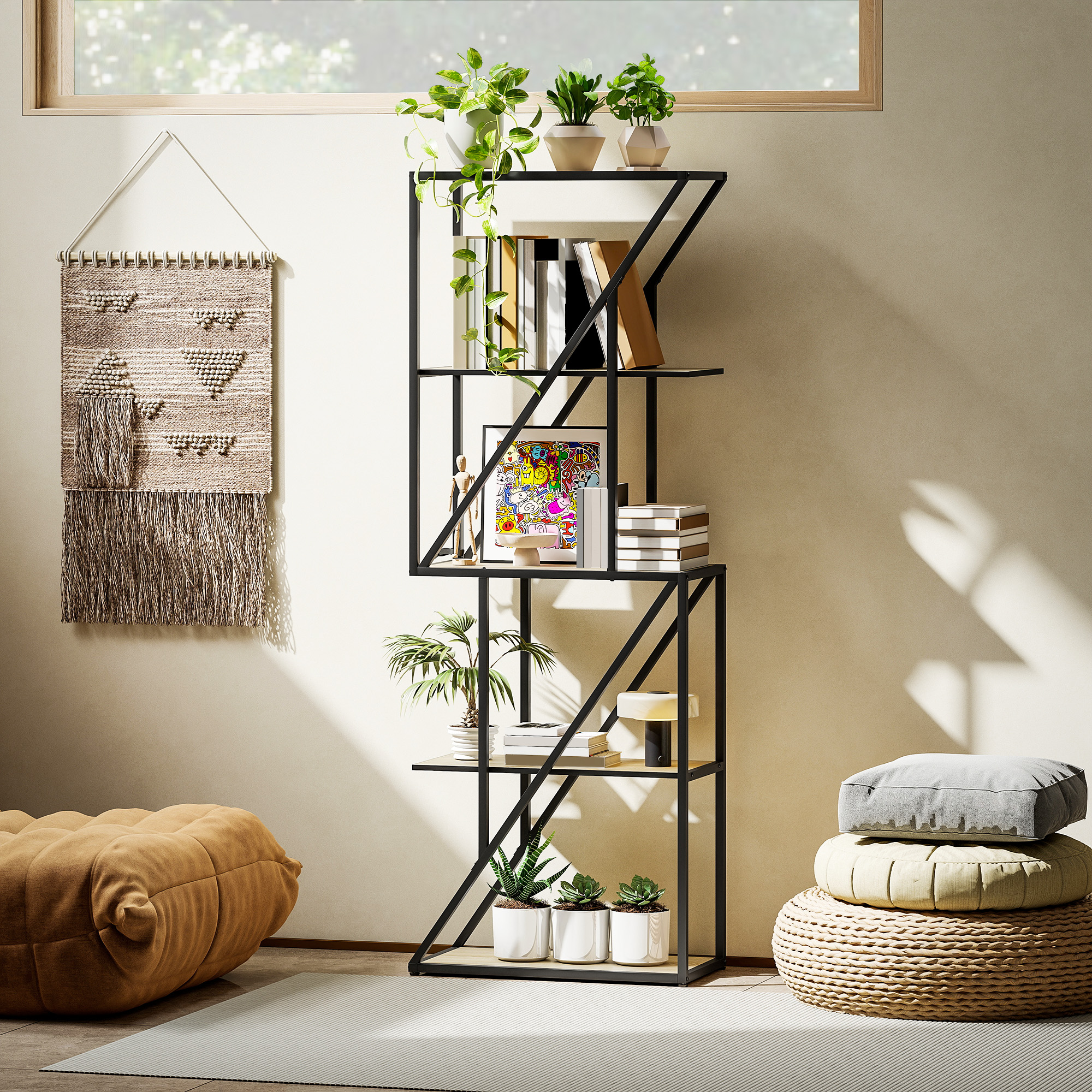 Una estantería con plantas, libros y decoración junto a una ventana.