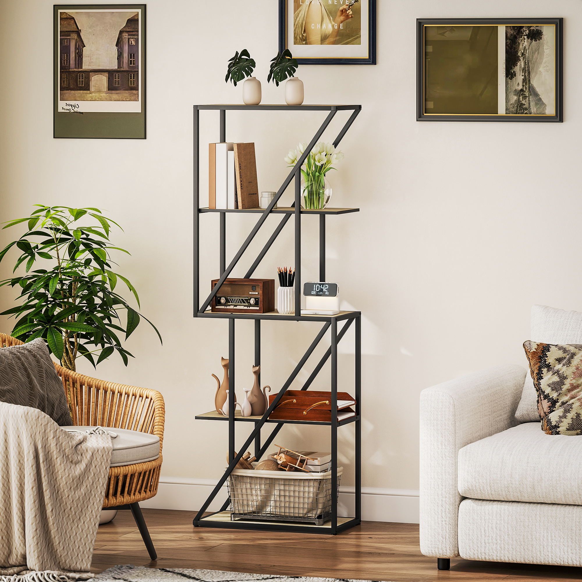 Una estantería con decoración, un sillón y un sofá en una sala.