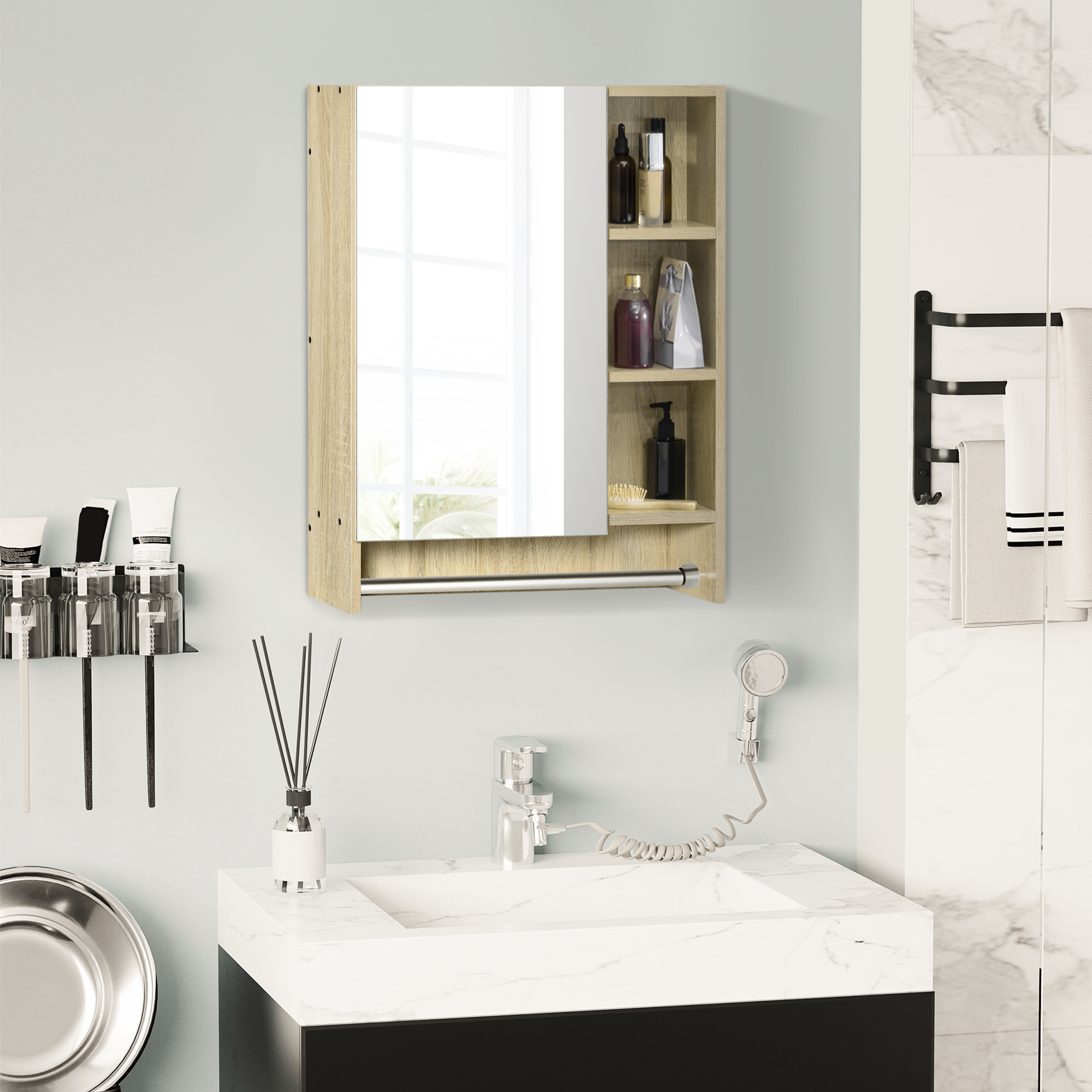 Un botiquín de madera con espejo se sienta sobre un lavabo de mármol. Artículos de tocador.