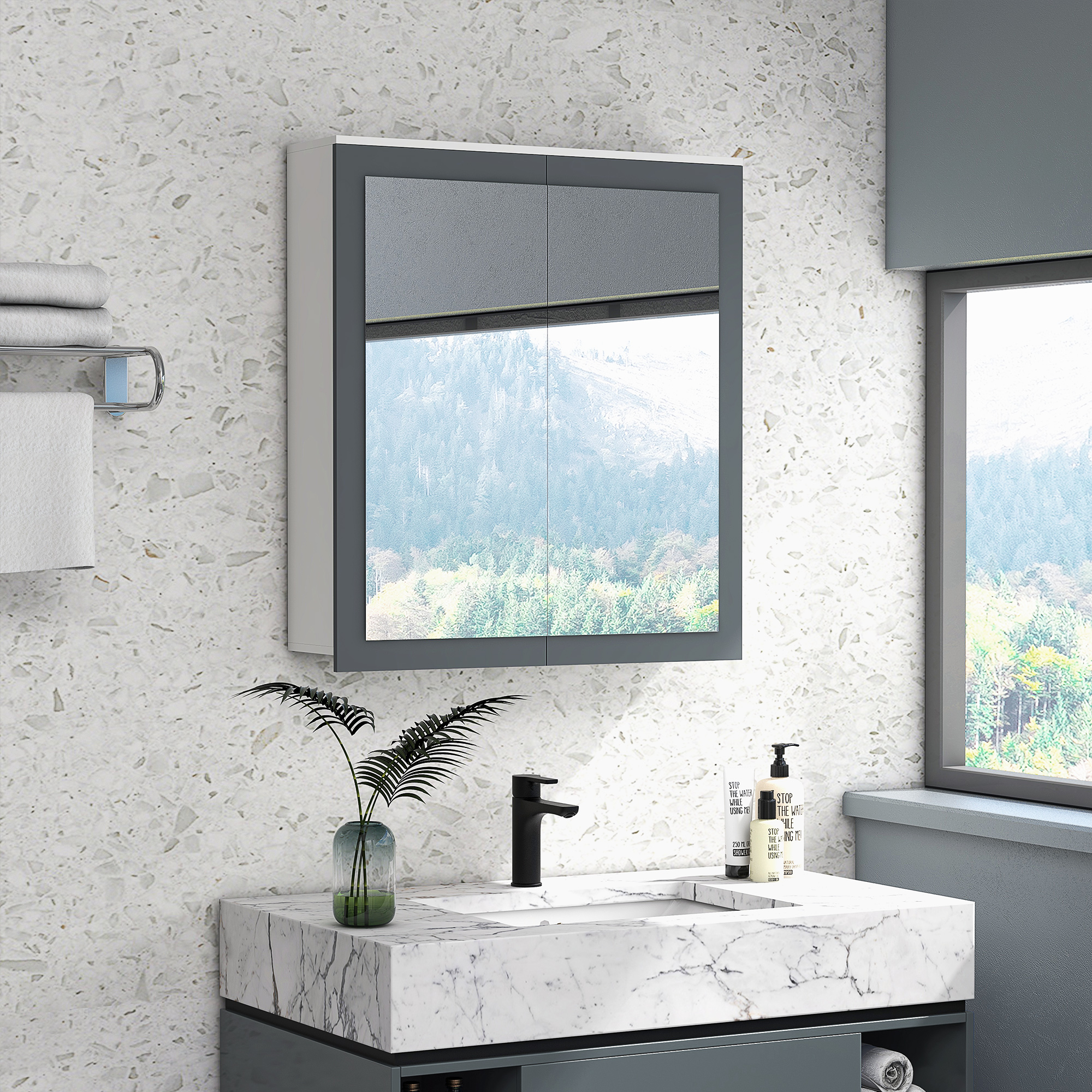 Un mueble de baño con espejo sobre un lavabo de mármol con grifo negro.
