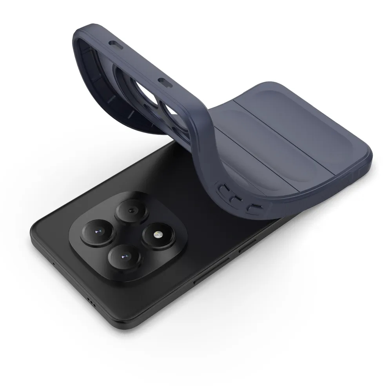 Donkergrijs telefoonhoesje wordt over een zwarte smartphone met vier camera's geplaatst.