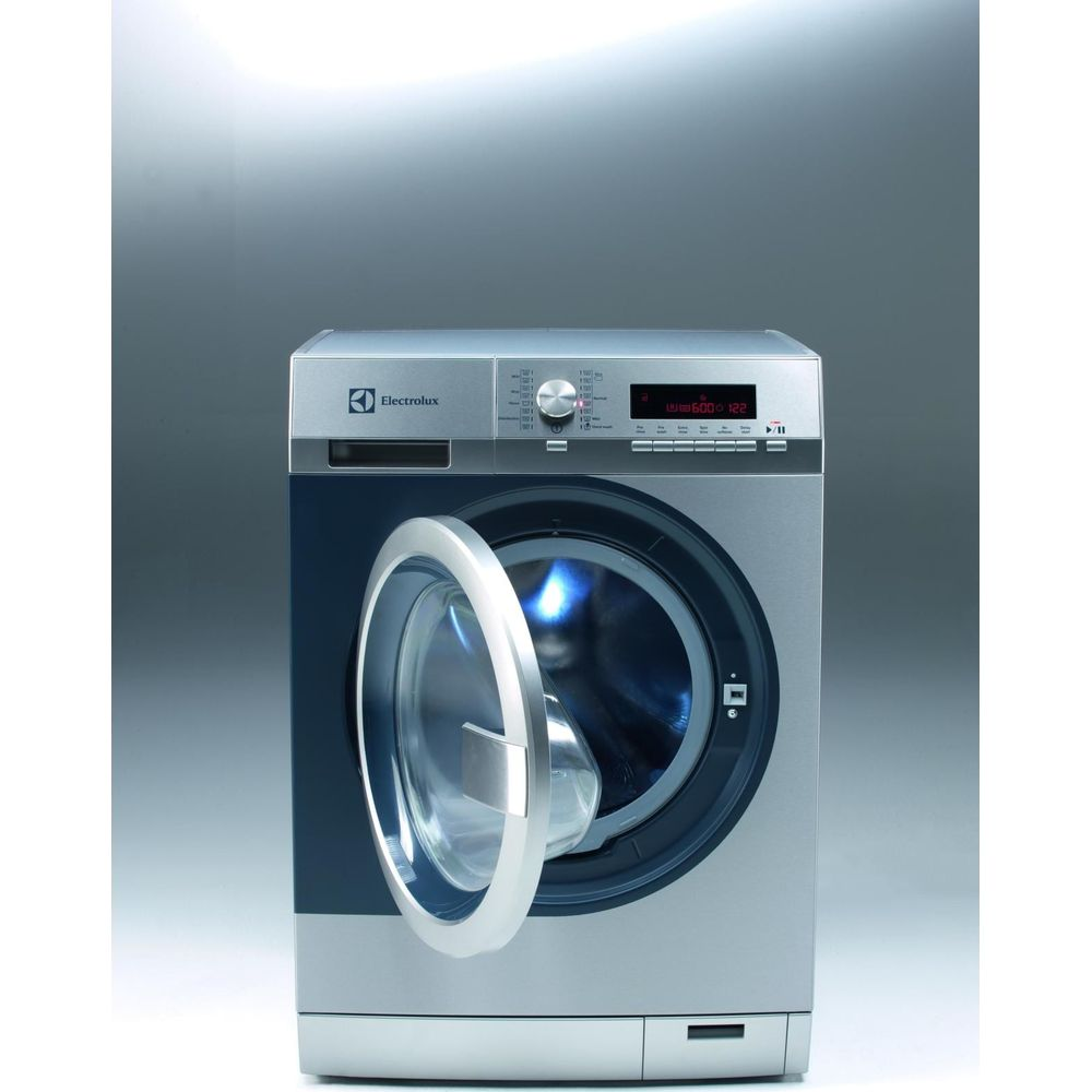 Eine silberne und blaue Electrolux Waschmaschine mit offener Tür.