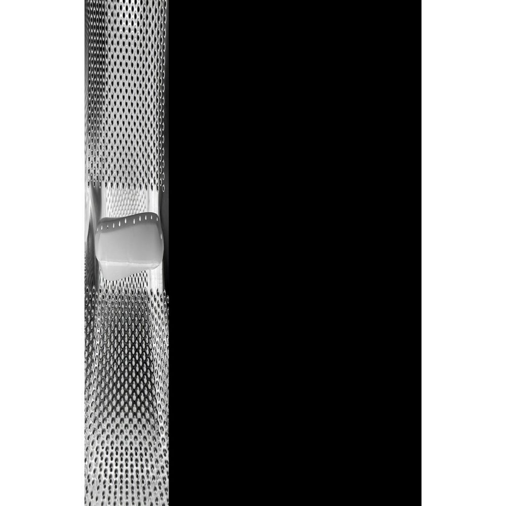 Ein silberner Metallreibe mit einem Griff aus weißem Kunststoff.
