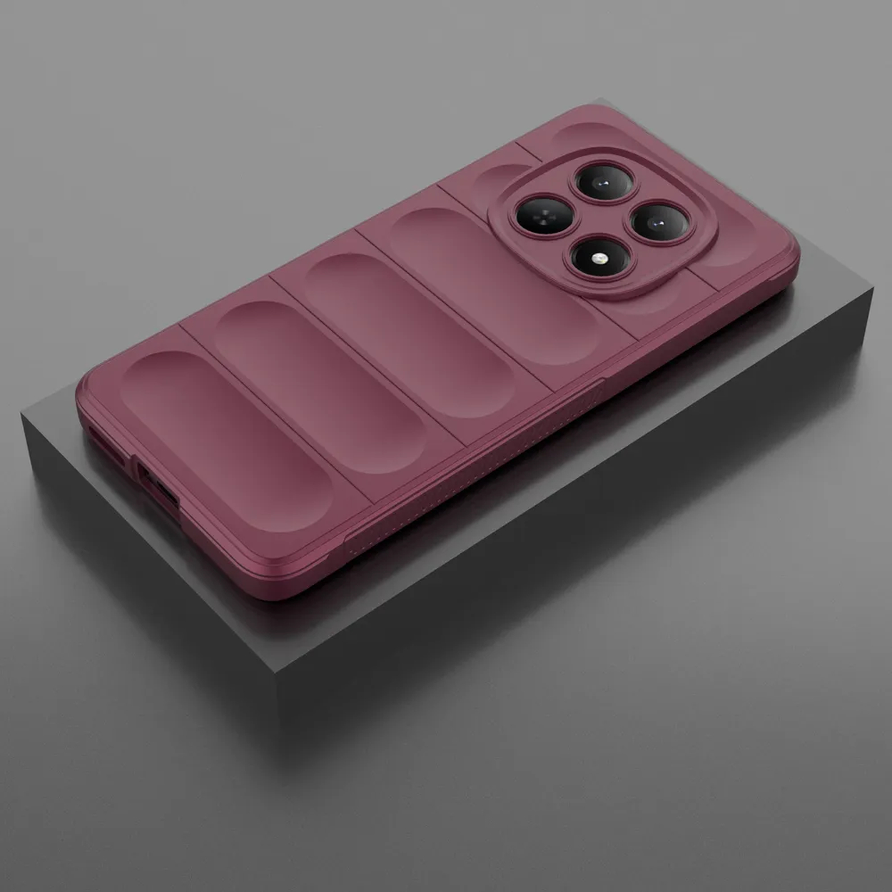Een merlotkleurige telefoonhoes met vier camera's rust op een zwart voetstuk.