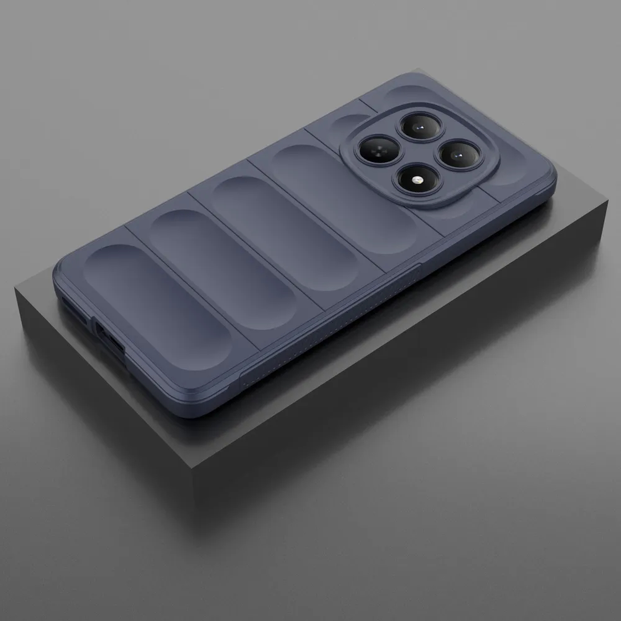 Donkerblauwe telefoonhoes met vier camera's, op een donkere sokkel.