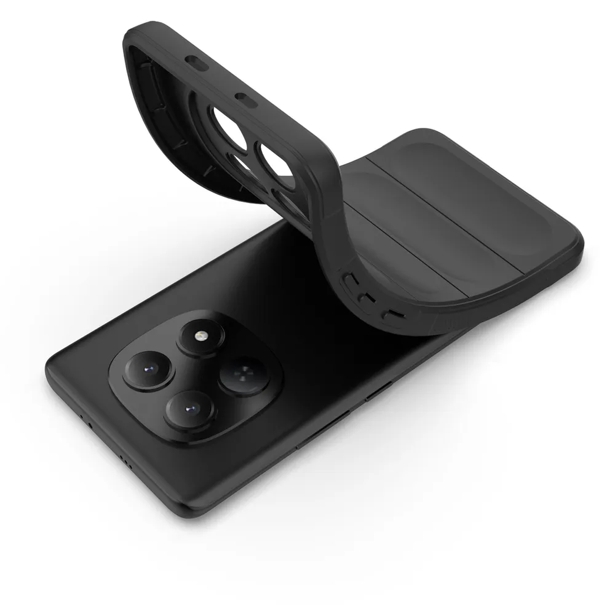 Zwarte telefoonhoes wordt over een zwarte smartphone met vier camera's geschoven.
