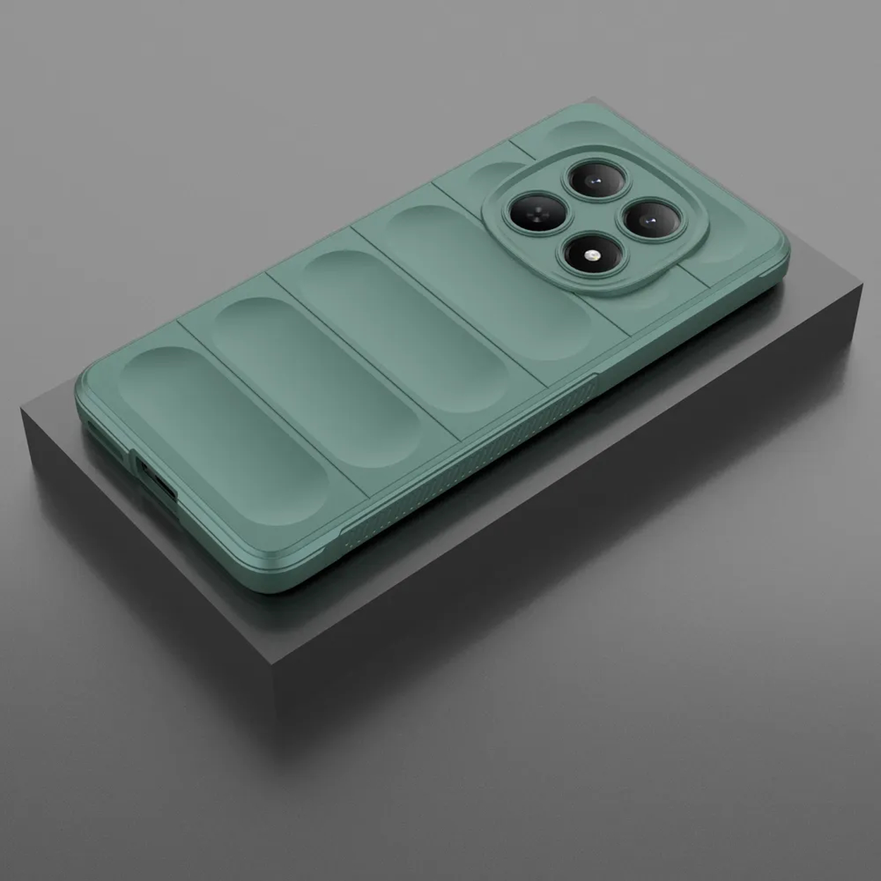 Coque de téléphone verte au design matelassé et quatre caméras sur un piédestal gris.