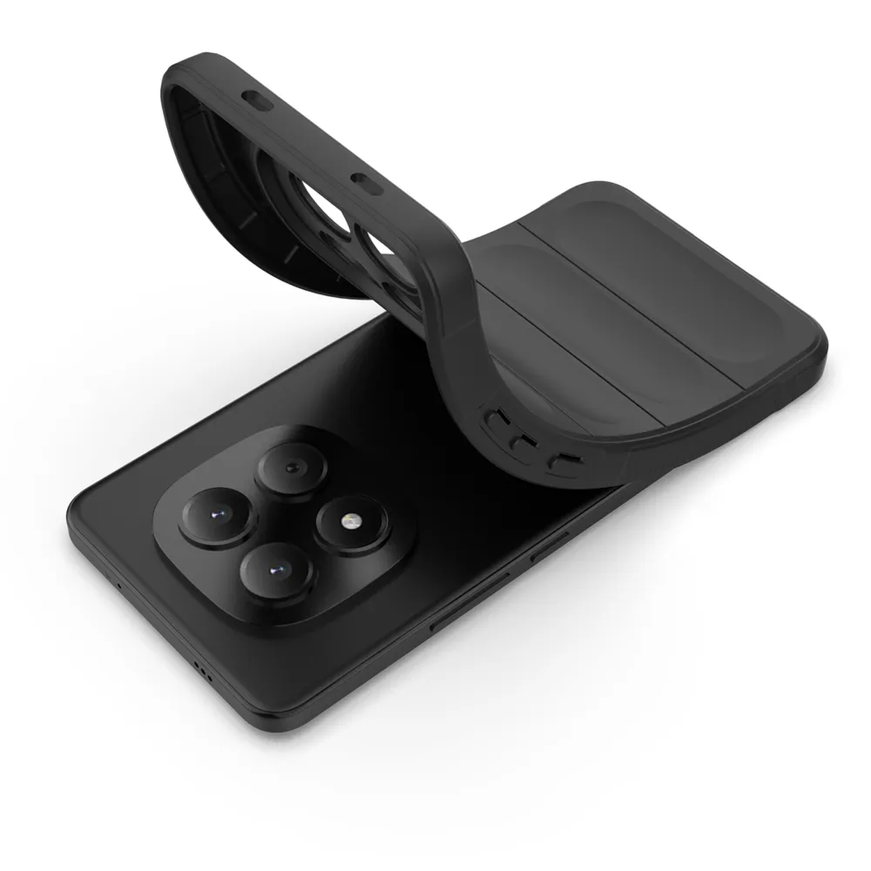 Smartphone noir à quatre caméras, recouvert d'une coque noire.