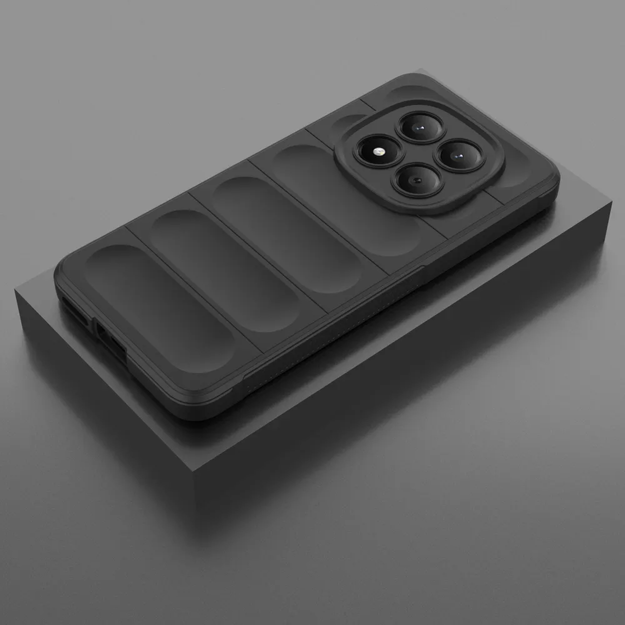 Coque de téléphone noire avec quatre caméras sur un socle sombre.