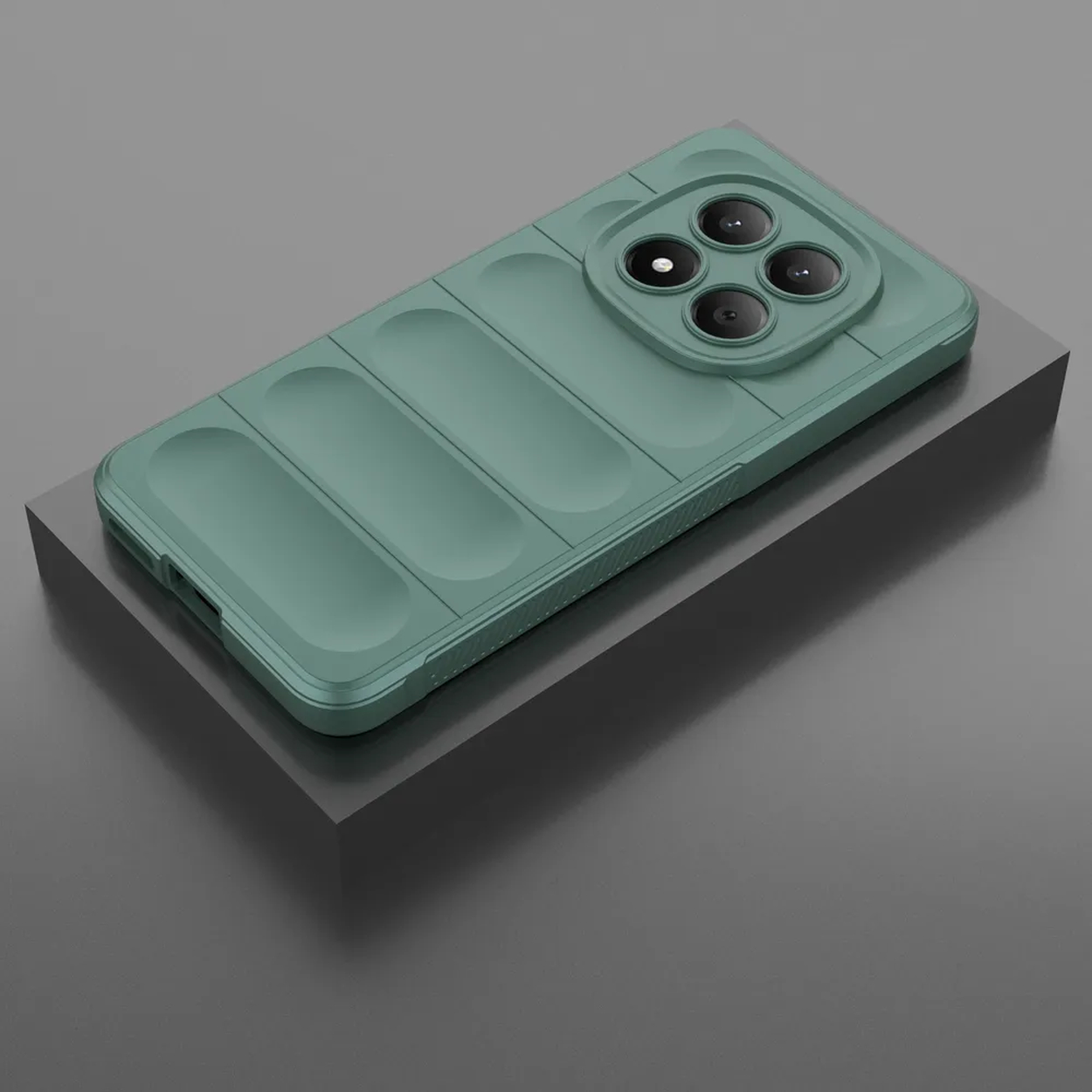 Coque de téléphone verte avec quatre appareils photo sur un socle gris.