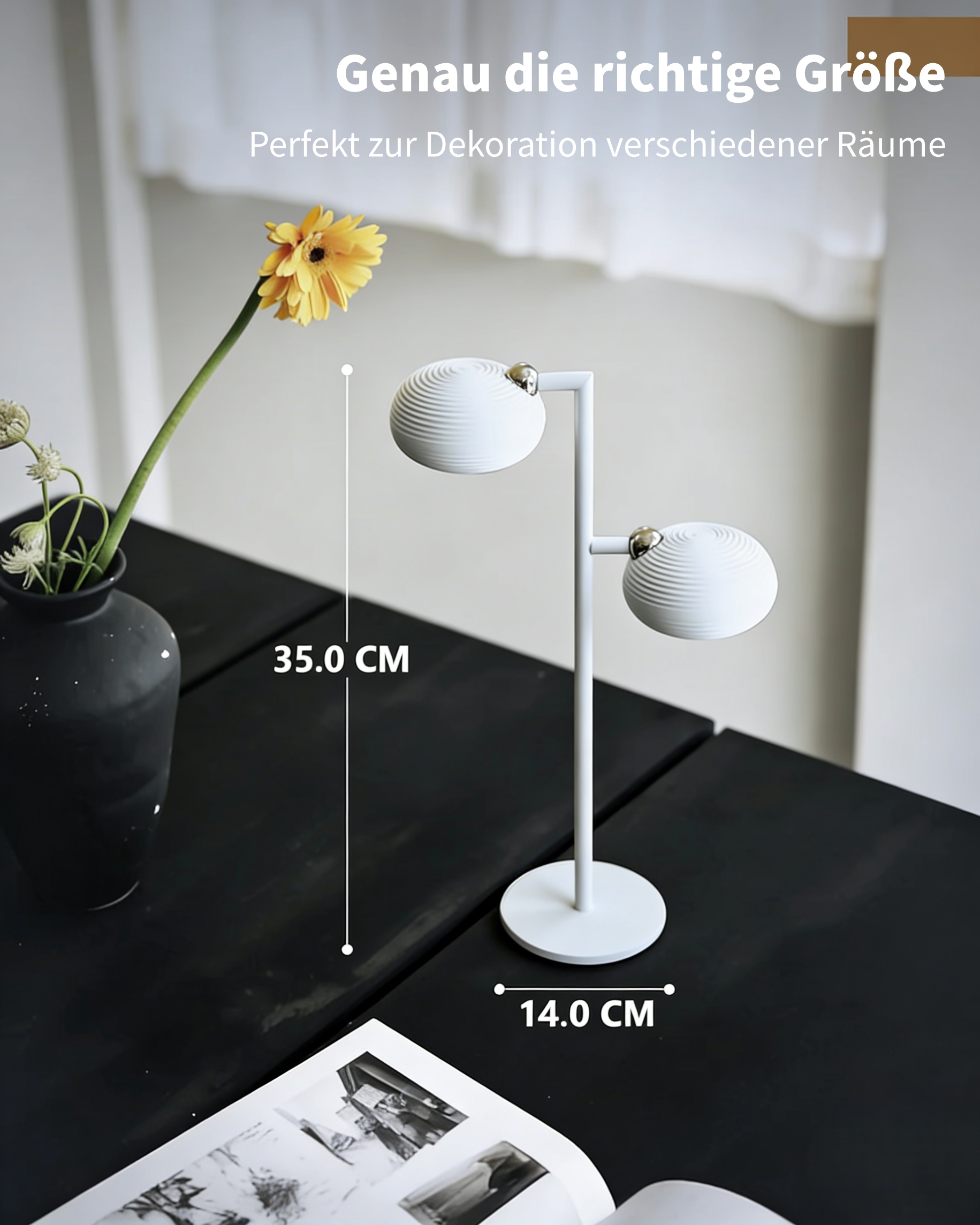 Eine weiße Schreibtischlampe mit zwei Lampenschirmen steht auf einem schwarzen Tisch.