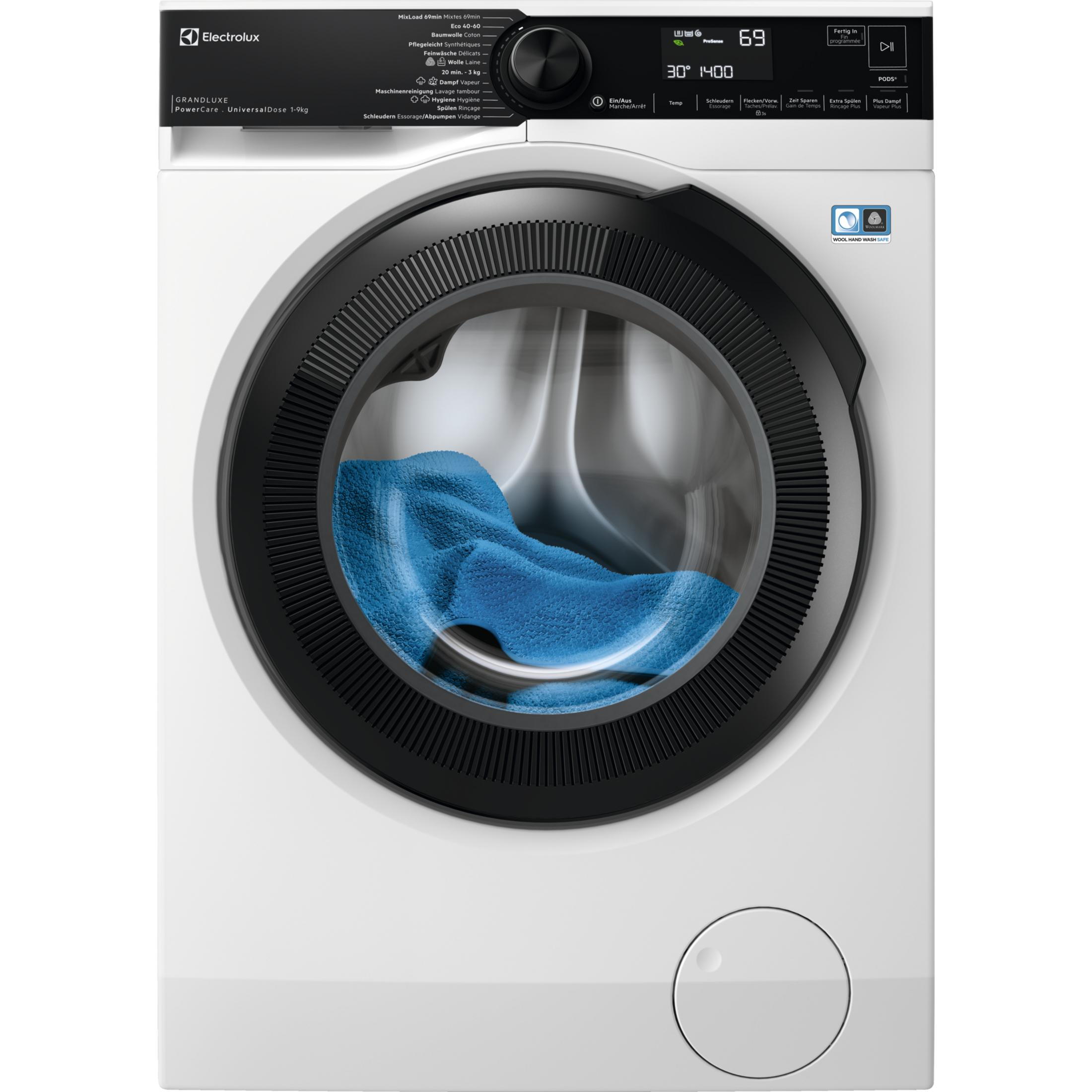 Machine à laver Electrolux blanche avec hublot noir et linge bleu à l'intérieur.