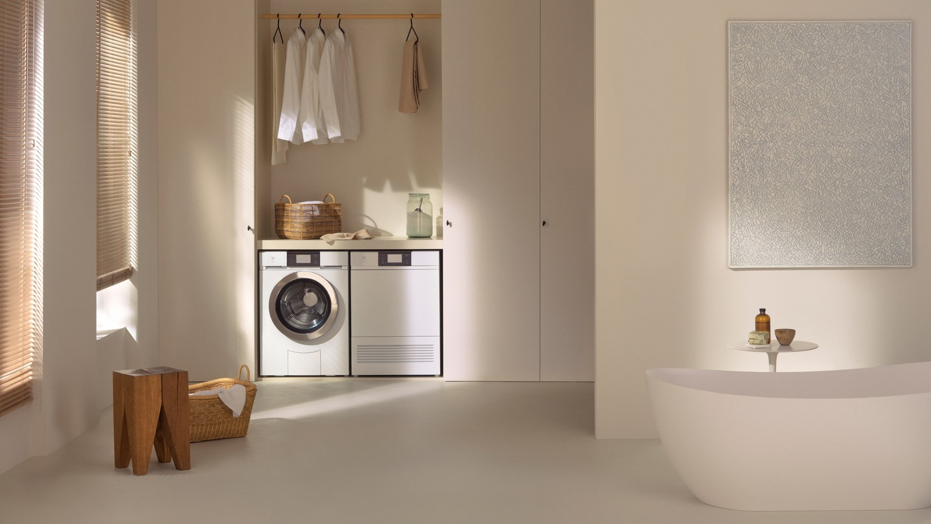 Un bagno con lavatrice, asciugatrice e vasca da bagno.