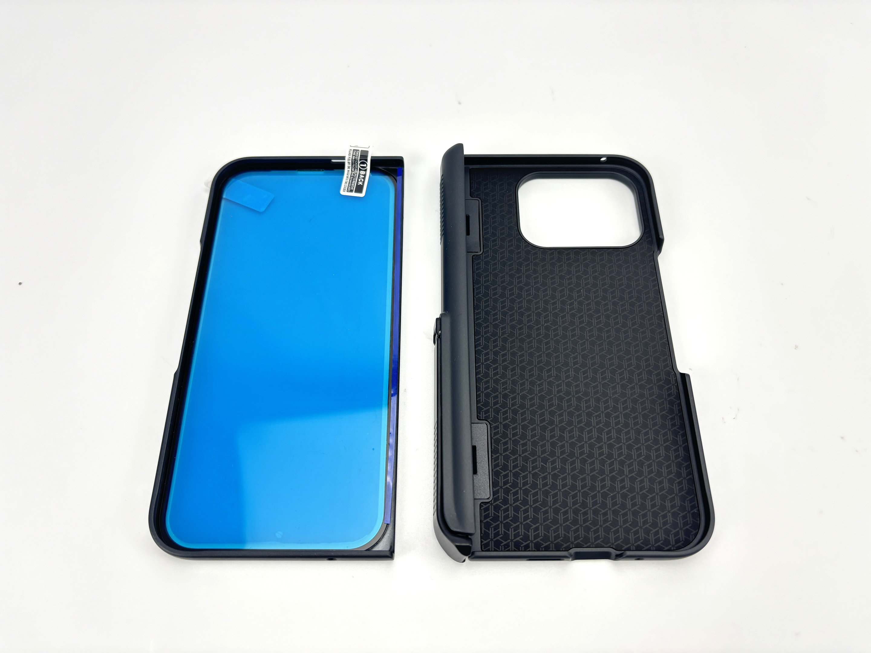 Ein blauer Displayschutz und eine schwarze Handyhülle liegen nebeneinander.