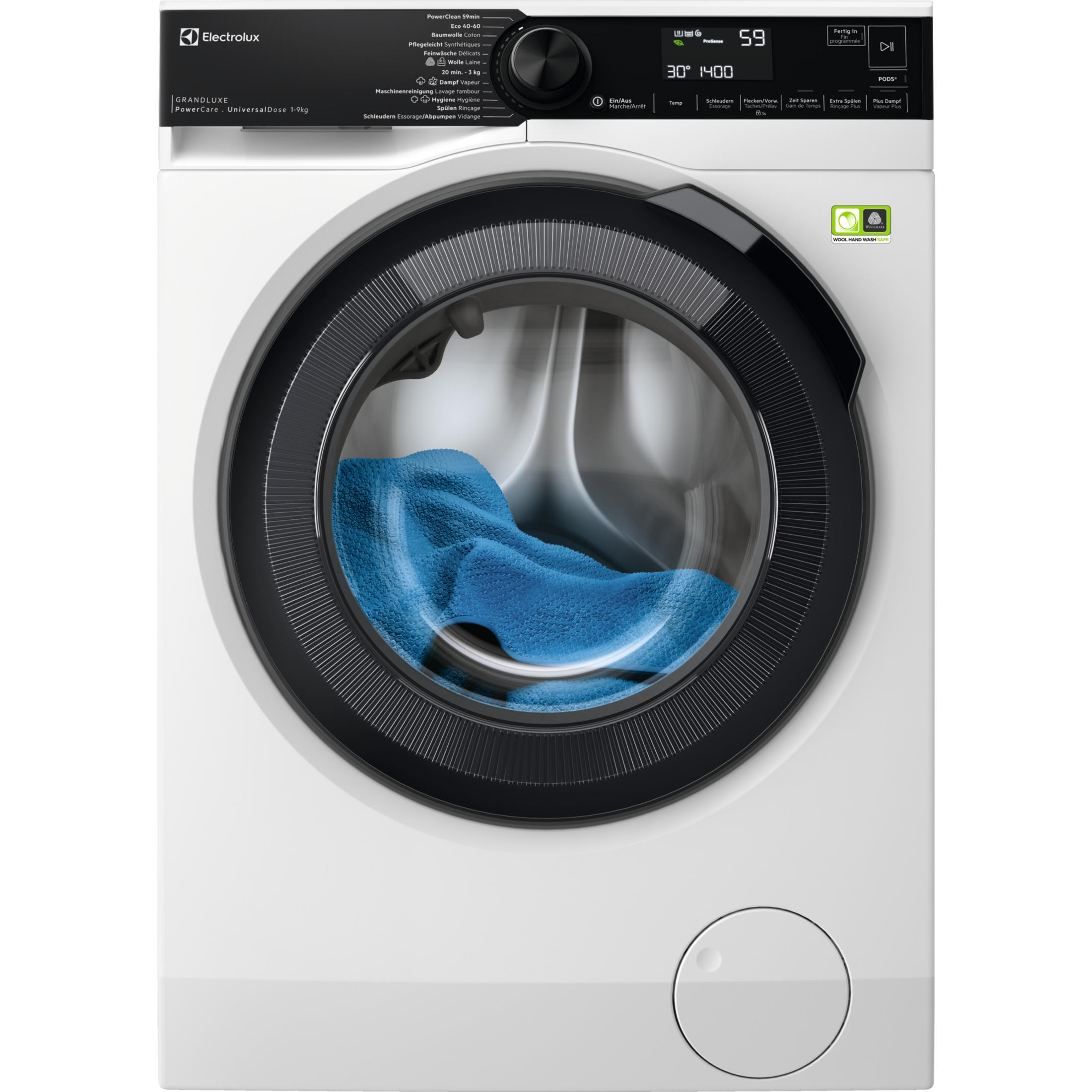 Eine weiße Electrolux Waschmaschine mit schwarzem Bullauge und blauer Wäsche darin.