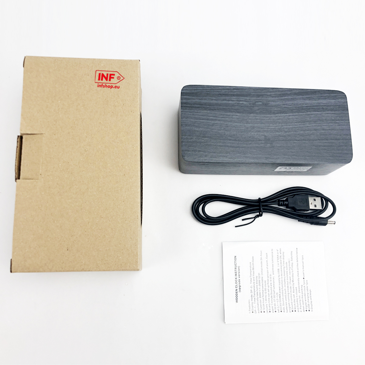 Pudełko kartonowe, szary zegar cyfrowy, kabel USB i instrukcja.