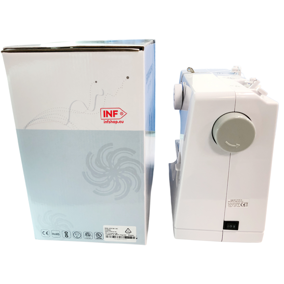 Biała maszyna do szycia obok białego pudełka z niebieskimi akcentami i logo.