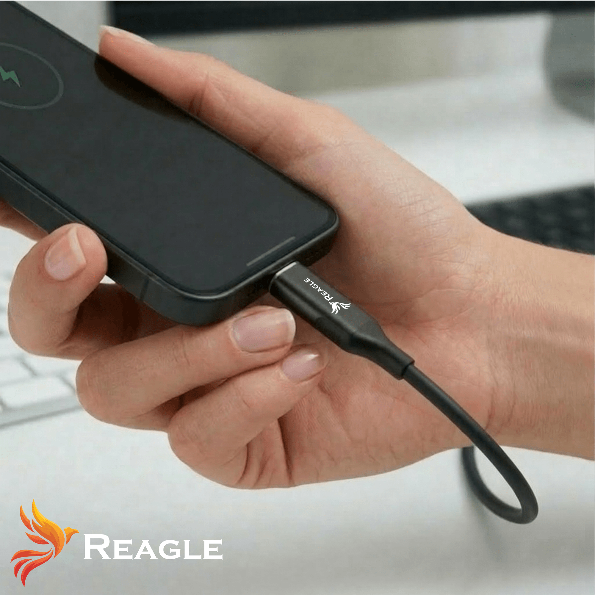 Una mano inserisce un cavo di ricarica in uno smartphone nero.