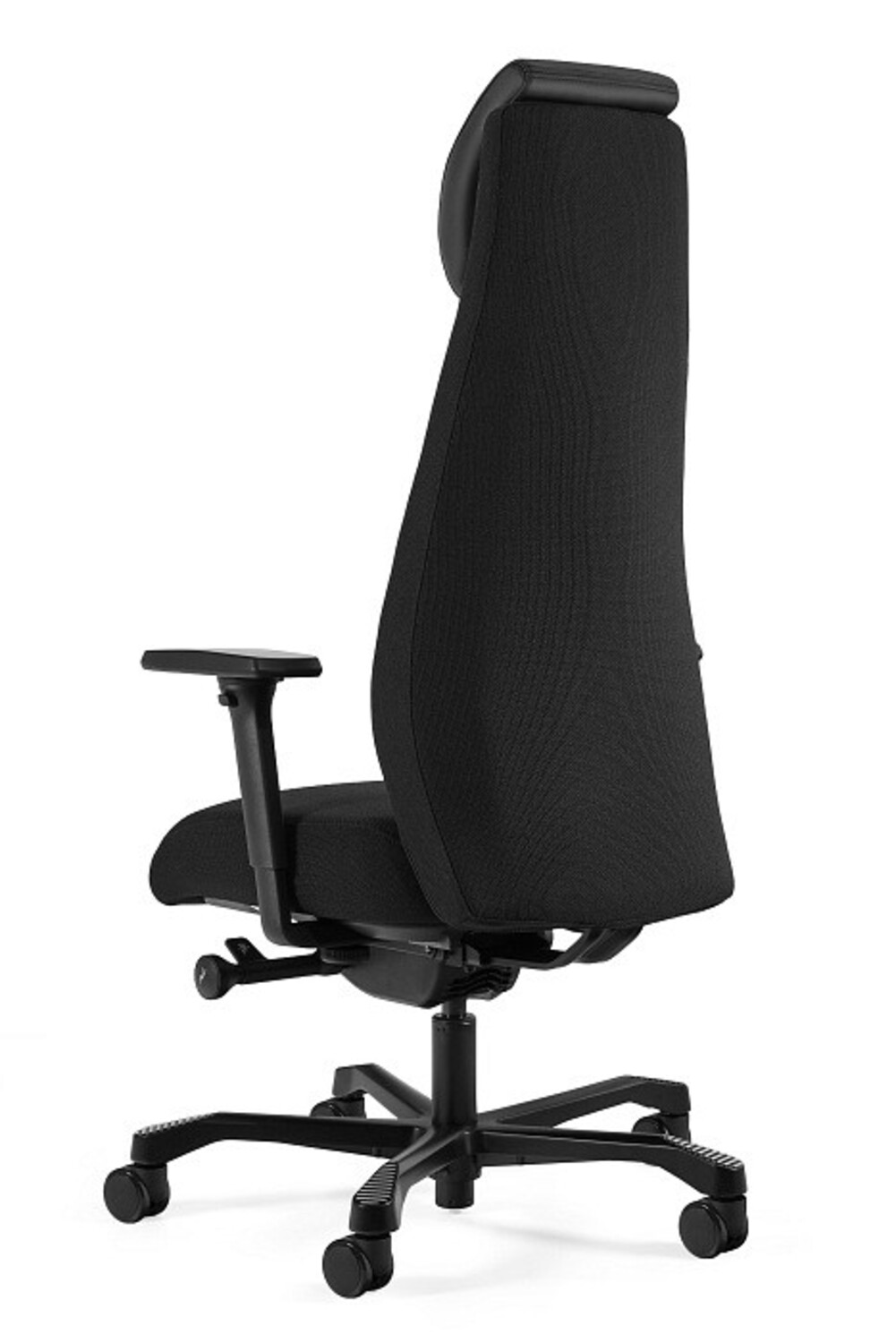 Czarny fotel biurowy z wysokim oparciem i podłokietnikami, na kółkach.