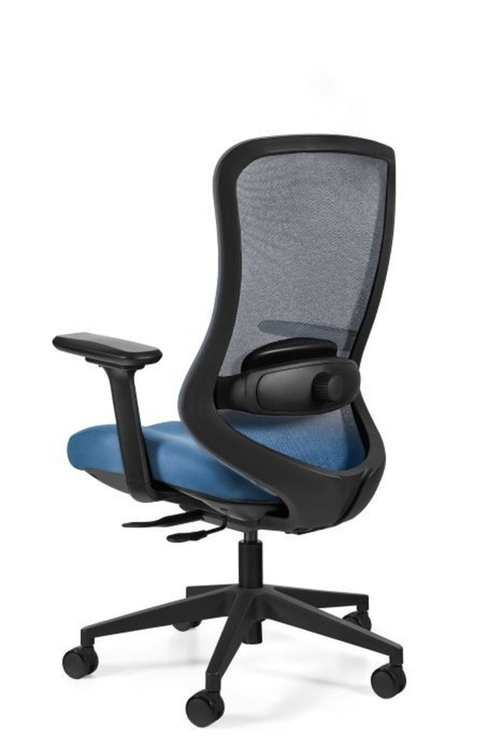 Czarny fotel biurowy z niebieskim siedziskiem i siatkowym oparciem, na kółkach.