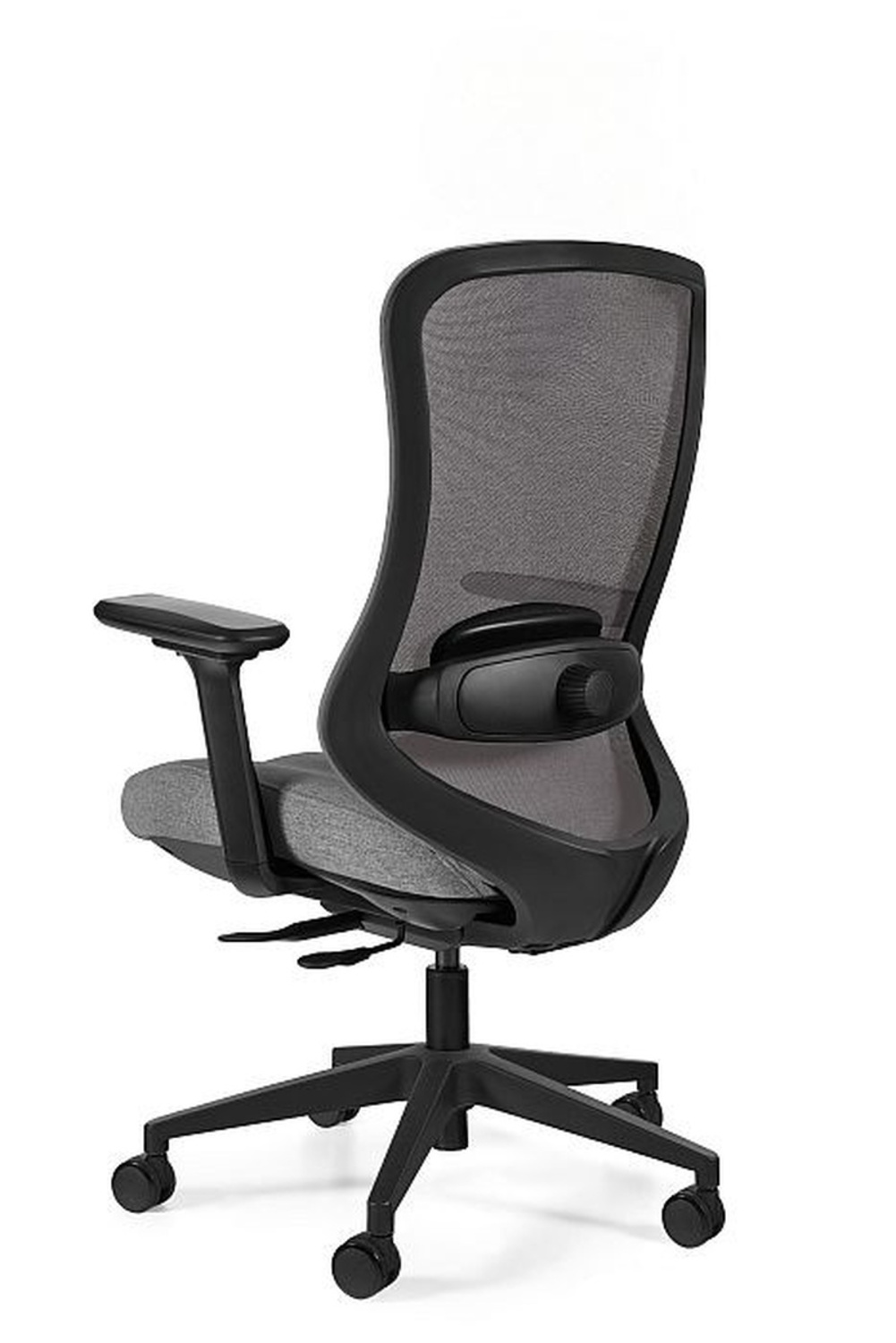 Widok z tyłu szarego fotela biurowego z siatkowym oparciem i regulowanym podparciem.