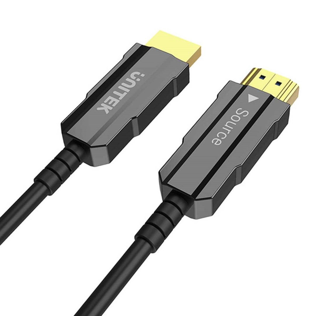 Dwa kable HDMI ze złotymi złączami i szarymi obudowami na białym tle.