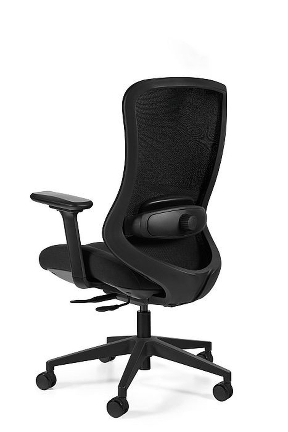 Czarny fotel biurowy z siatkowym oparciem, regulowanymi podłokietnikami i kółkami.