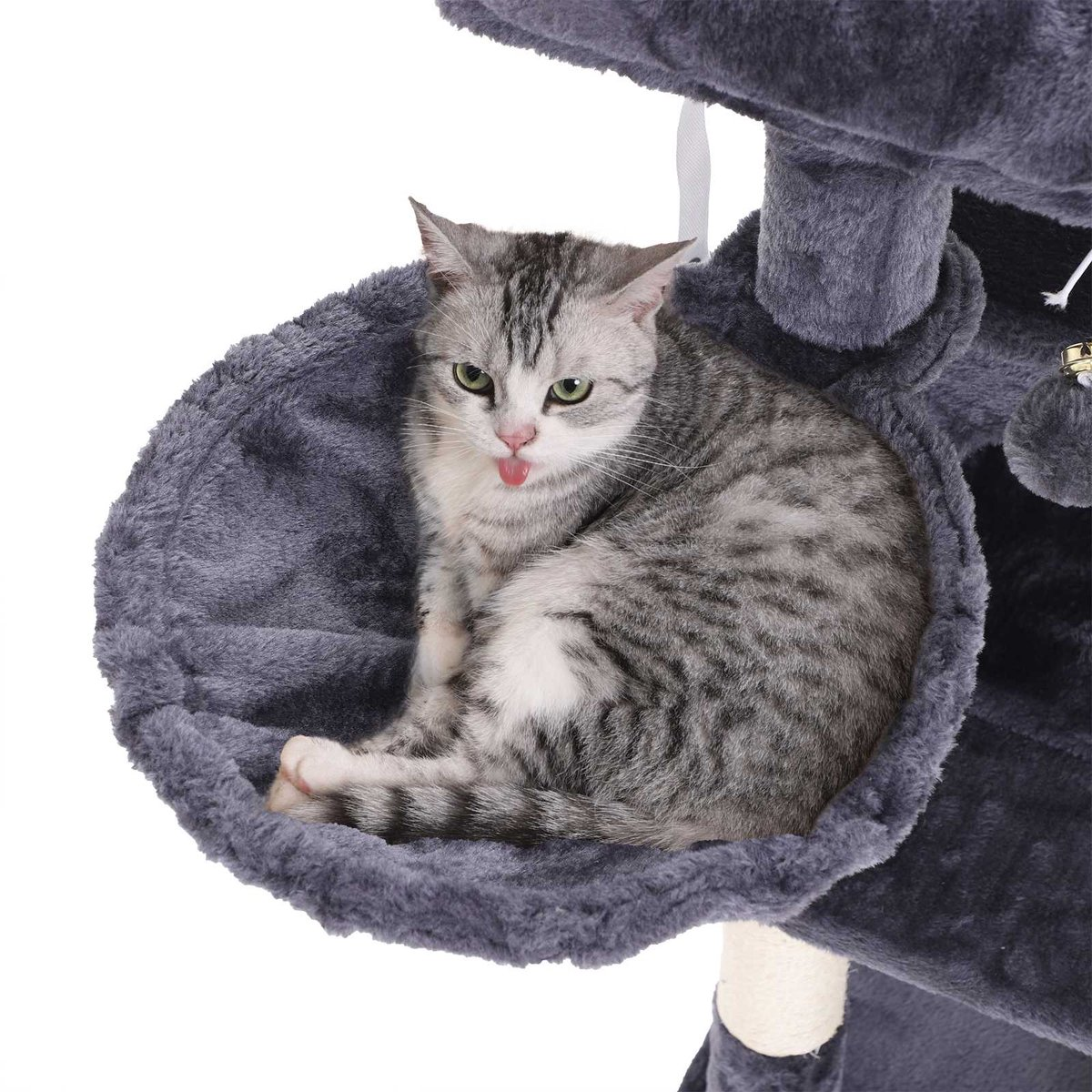 Een cyperkat zit in een grijze mand van een kattenboom en steekt zijn tong uit.