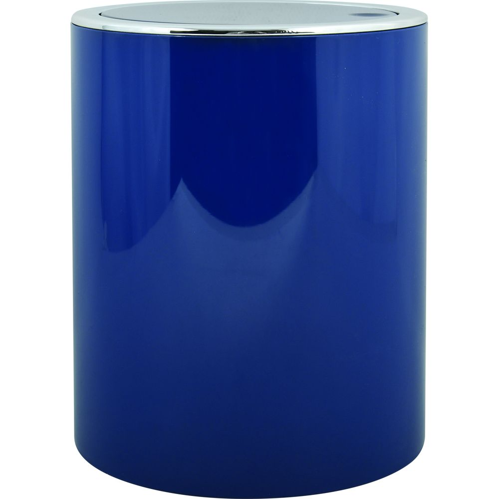 Ein blauer, zylindrischer Mülleimer mit silbernem Rand, freigestellt auf weißem Hintergrund.