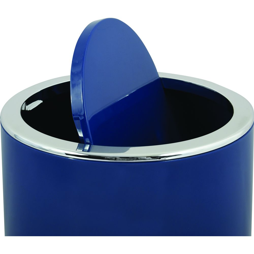 Blaue Mülltonne mit offenem, silbernem Rand und Klappdeckel.