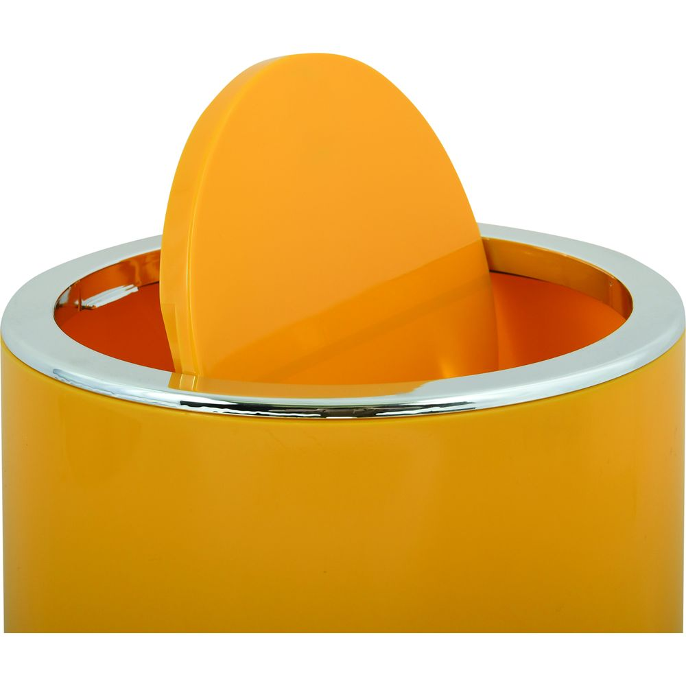 Ein gelber Behälter mit silbernem Rand und einem orangen Deckel, der leicht geöffnet ist.