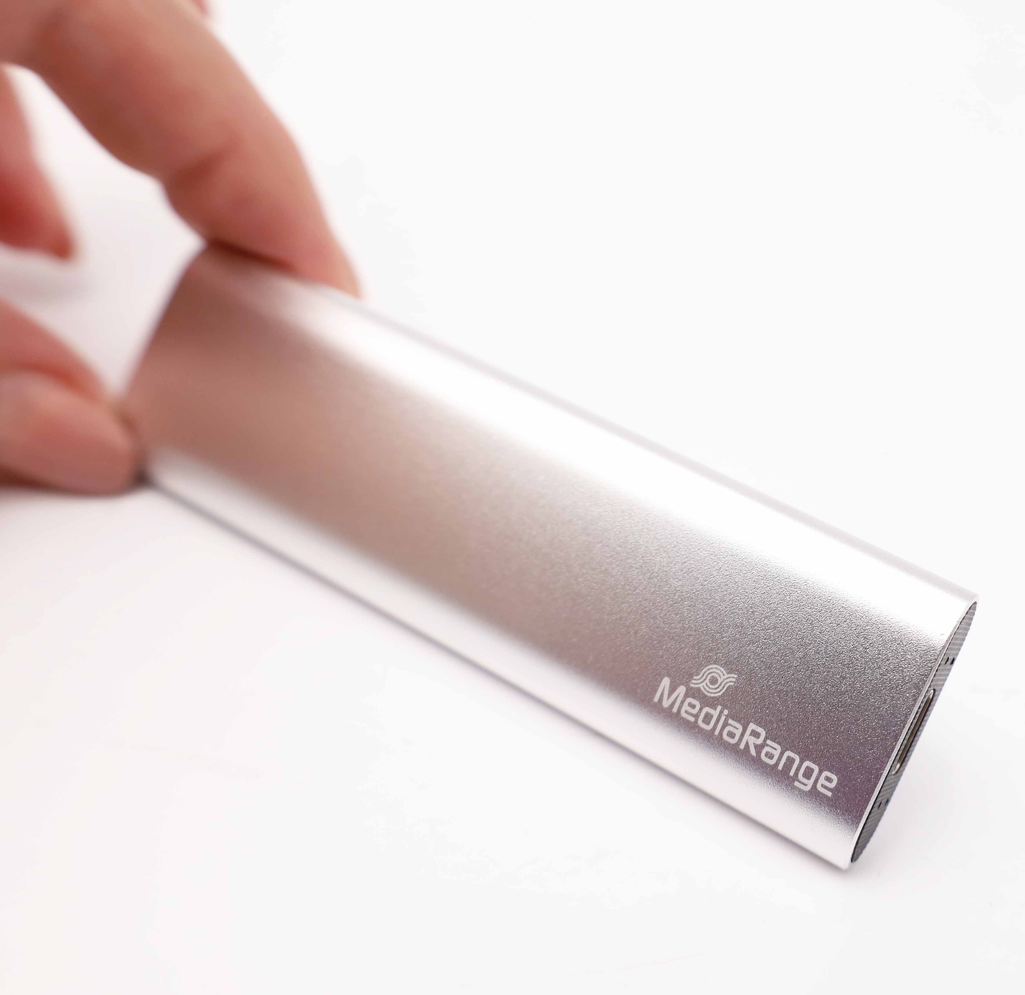 Dłoń trzyma srebrny pendrive z logo „MediaRange”.