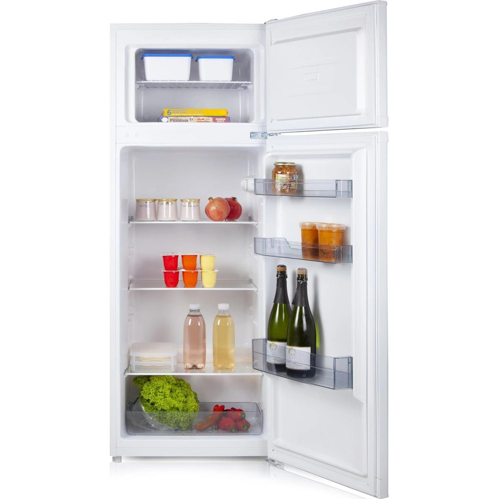 Ein offener Kühlschrank mit Lebensmitteln: Flaschen, Obst, Gemüse und Gläser.
