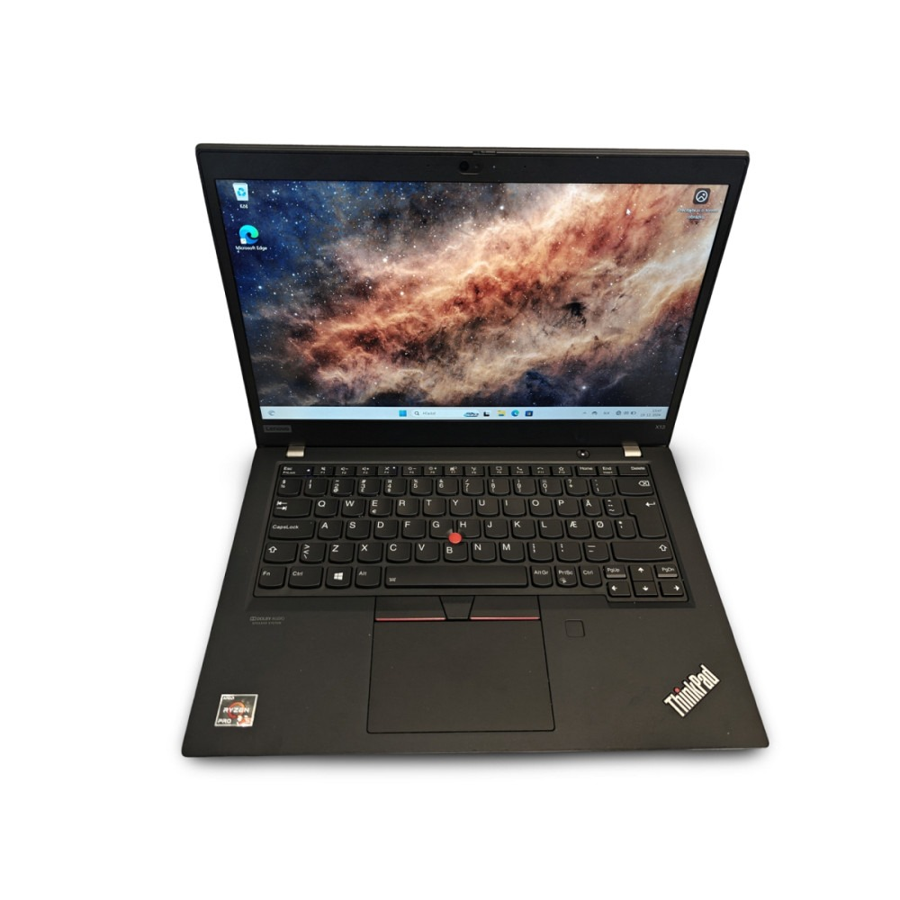 Un ordinateur portable noir avec un fond d'écran spatial sur son écran ouvert.